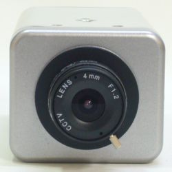 YK-B4200S2 f4mm簡易レンズが付属。CSマウントに対応。