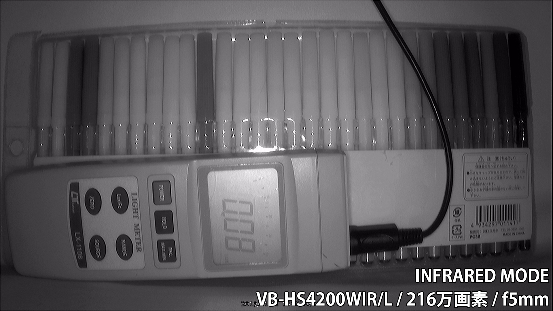 VB-HS4200WIR/L カメラから約40cm離れた被写体をDAY&NIGHT MODEにて白黒赤外線照射撮影