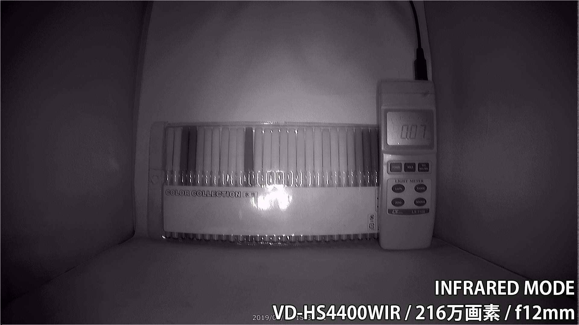 VD-HS4400WIR カメラから約40cm離れた被写体をDAY&NIGHT MODEにて白黒赤外線照射撮影